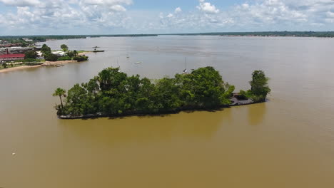 Impresionante-Naufragio-Cubierto-De-Vegetación.-Río-Maná-Saint-Laurent-Du-Maroni